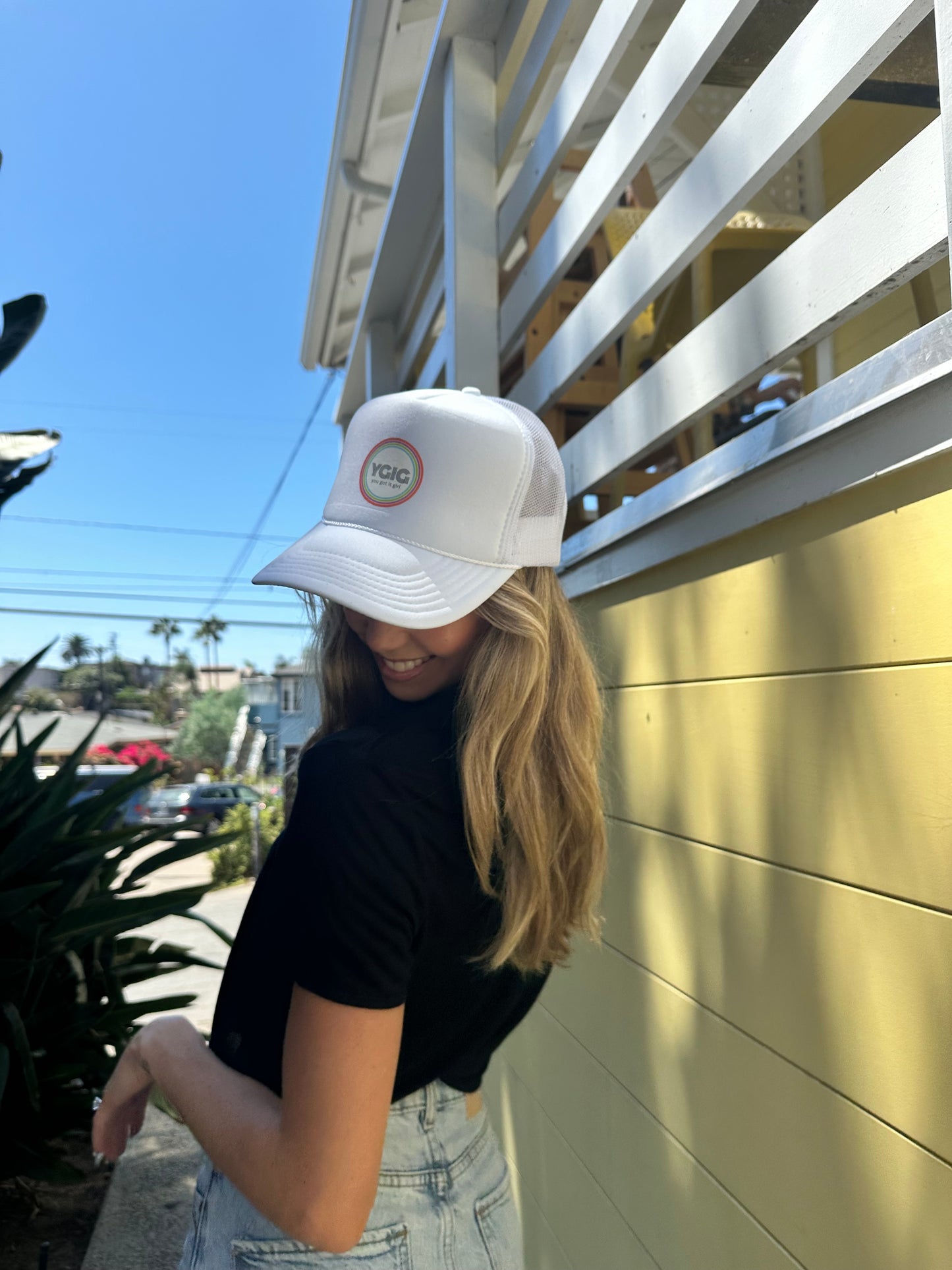 YGIG WHITE WHITE TRUCKER HAT